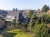 Geräumiges 2 Familienhaus in guter Lage - Drohnenfoto zeigt die grüne Lage